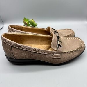 Natural Soul women’s leather loafer style shoes. Size 9